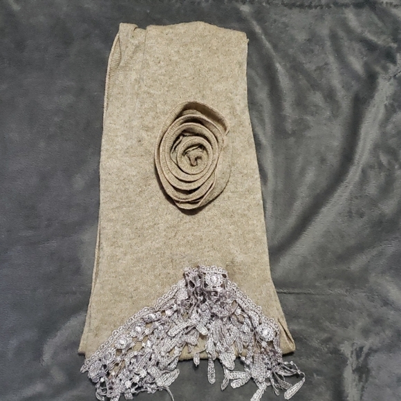 Vintage style scarf with rose and lace - Picture 5 of 5